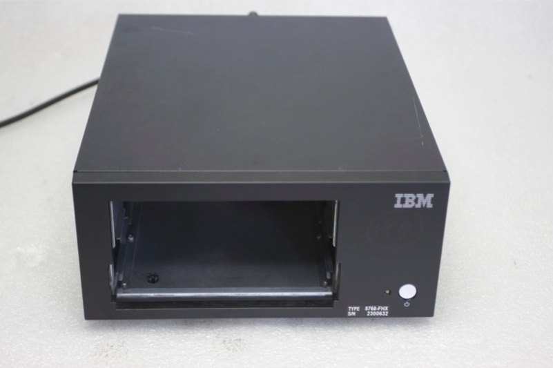 IBM 8768FHX Full-High Tabletop Tape Enclosure - Kattintson a képre a bezáráshoz